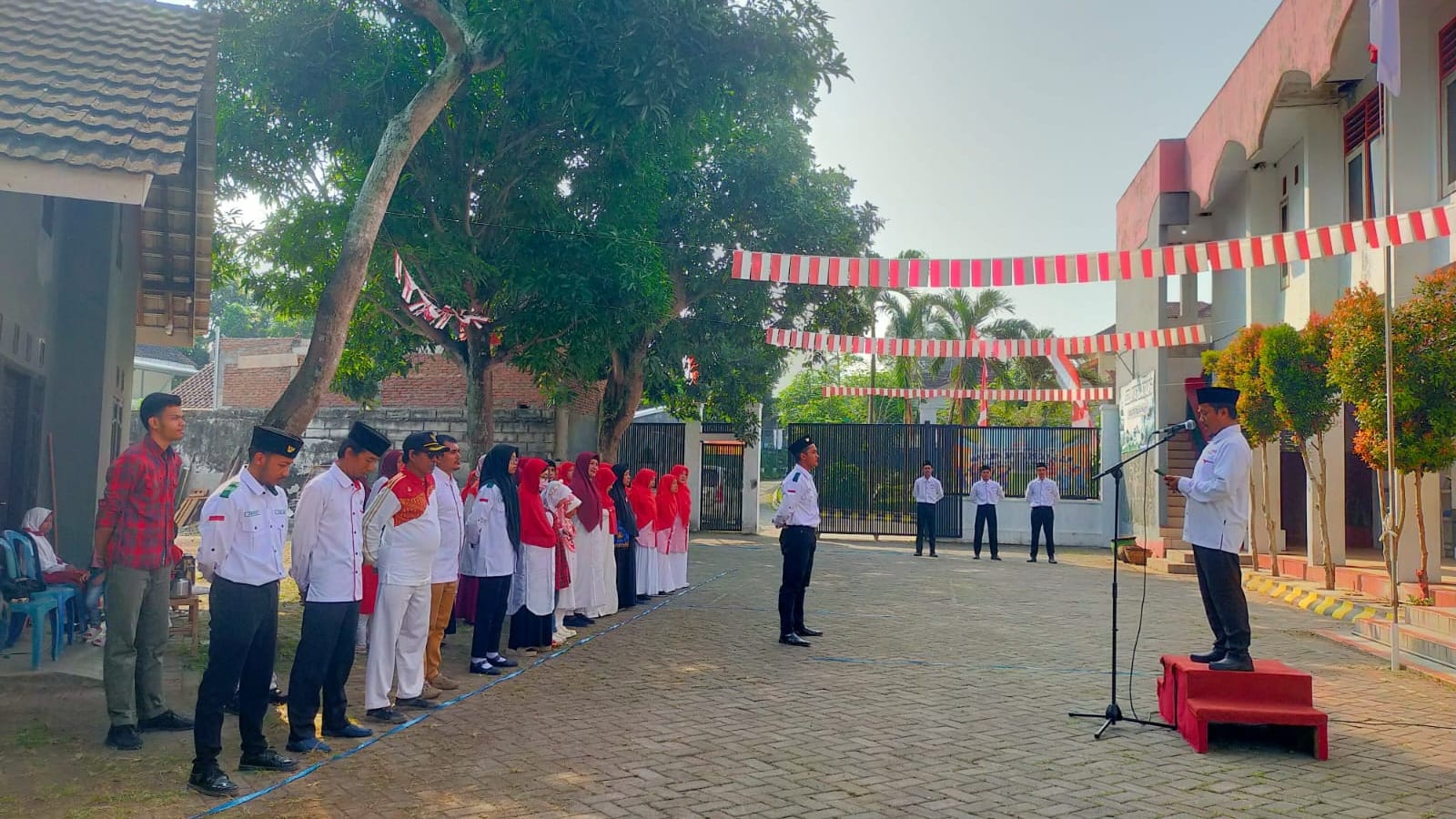 Peringatan HUT ke-81 RI di Huseiniyah Al-Hujjah Jember menekankan pentingnya jiwa merdeka, persaudaraan, dan pengabdian untuk Indonesia.