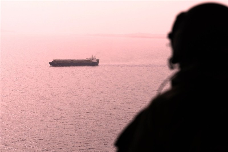 Kapal pembawa peralatan militer Saudi dilaporkan dihantam Angkatan Bersenjata Yaman di sekitar Pelabuhan Al-Mokha.