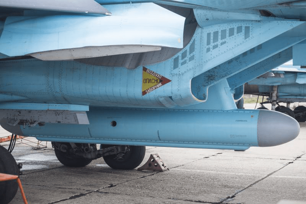 Pesawat tempur Su-35 Rusia yang dilengkapi sistem peperangan elektronik Khibiny untuk menghadapi ancaman radar dan pertahanan udara lawan.
