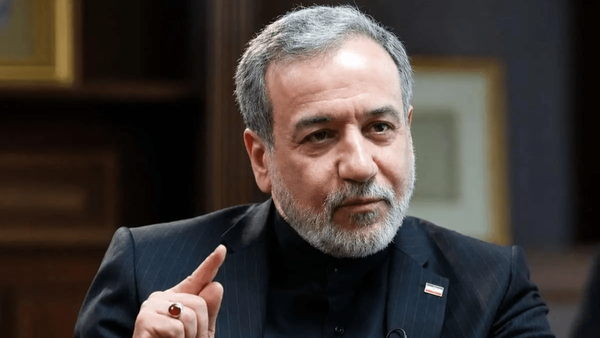 Menlu Iran Abbas Araghchi saat bertemu Menlu Qatar. Araghchi meminta negara-negara kawasan tidak mengizinkan AS menggunakan wilayah dan fasilitas mereka untuk tindakan terhadap Iran.