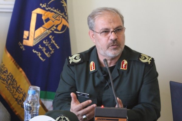 Juru Bicara IRGC Brigadir Jenderal Hossein Mohebbi saat berbicara kepada awak media di Bandar Abbas, Provinsi Hormozgan, mengenai persyaratan pembukaan Selat Hormuz.