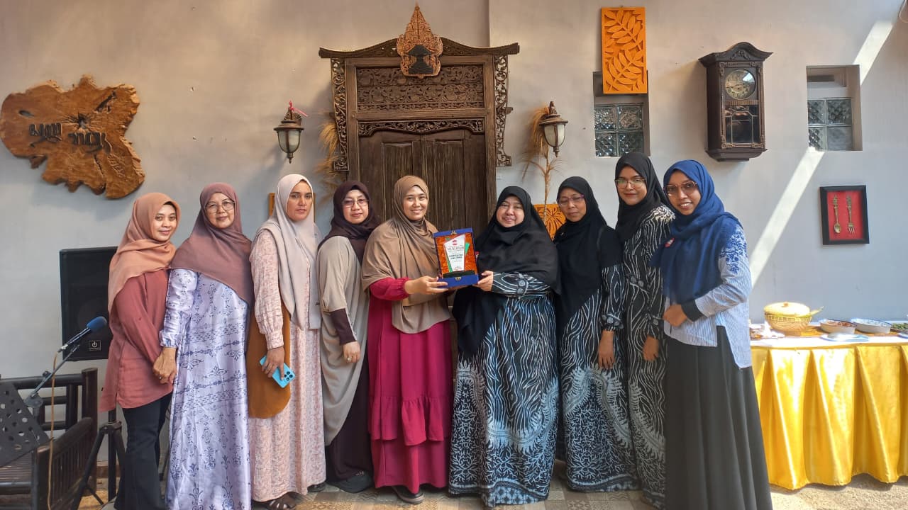 Pengurus Muslimah ABI Jawa Timur dan Fatimiyah IJABI Jawa Timur berfoto bersama usai pertemuan silaturahmi di Warung Lawuh Ndeso, Jember, Ahad (23/8/2026), yang membahas struktur dan program kerja kedua organisasi.