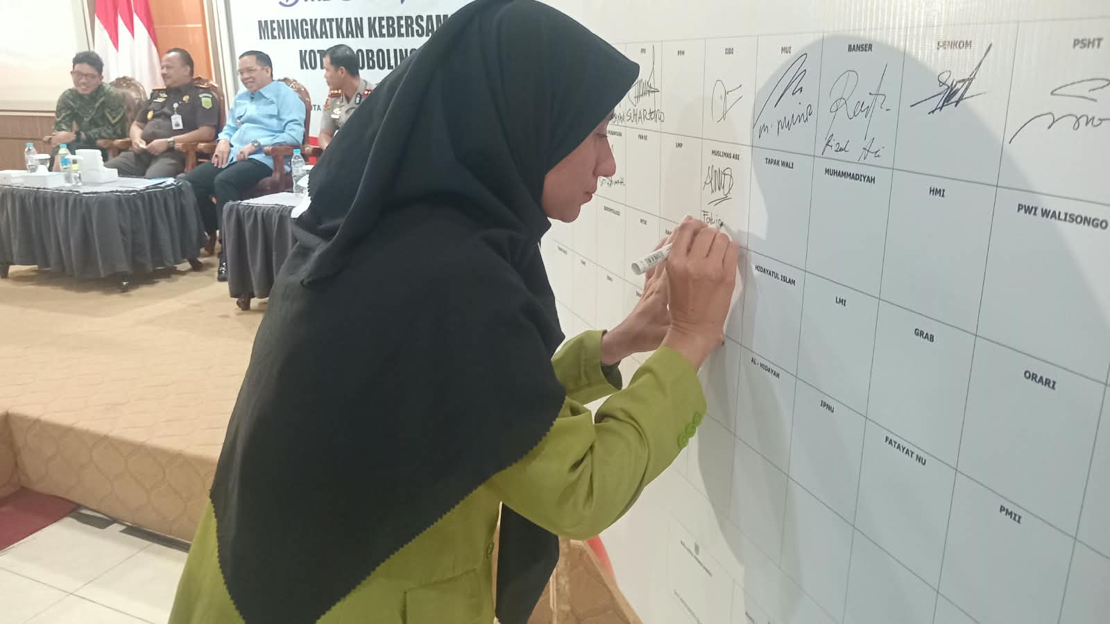 Ketua Pimcab Muslimah ABI Kota Probolinggo Fatimah bin Agil bersama peserta Dialog Kebangsaan yang membahas kerukunan, kesadaran hukum, dan keamanan kota.