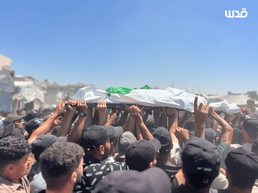 Warga Gaza mengiringi jenazah dua anggota Brigade al-Qassam dalam prosesi pemakaman setelah keduanya tewas dalam serangan Israel di Khan Yunis.
