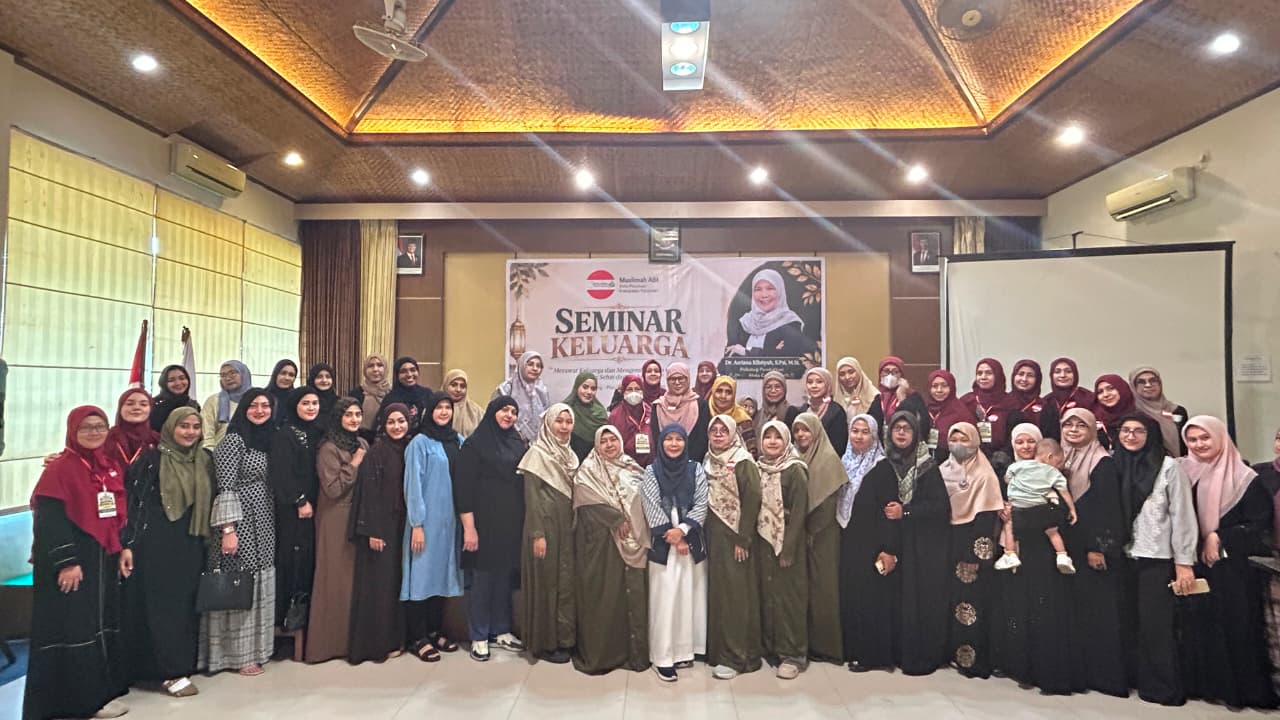 Muslimah ABI Kota dan Kabupaten Pasuruan bersama sekitar 90 peserta mengikuti Seminar Keluarga di Kebun Pring, Kota Pasuruan, Kamis (20/8/2026), dengan Dr. Asriana Kibtiah, S.Psi., M.Si. sebagai narasumber.