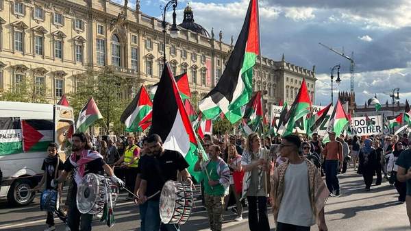 Ratusan warga Prancis menggelar aksi solidaritas untuk Palestina di Paris di tengah berlanjutnya serangan Israel di Jalur Gaza.