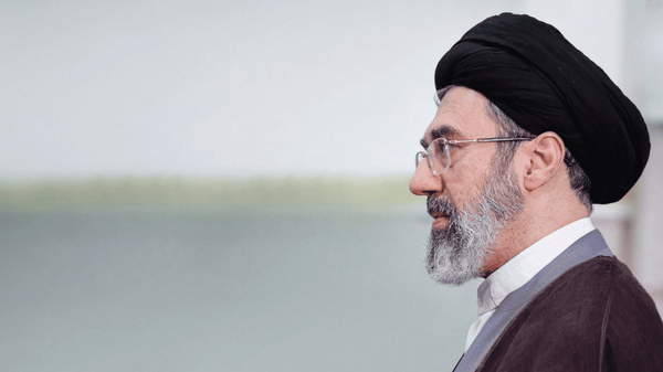 Kepemimpinan Ayatullah Mojtaba Khamenei membawa perubahan pada strategi perang Iran, dari pengelolaan Selat Hormuz hingga respons terhadap pelanggaran gencatan senjata.