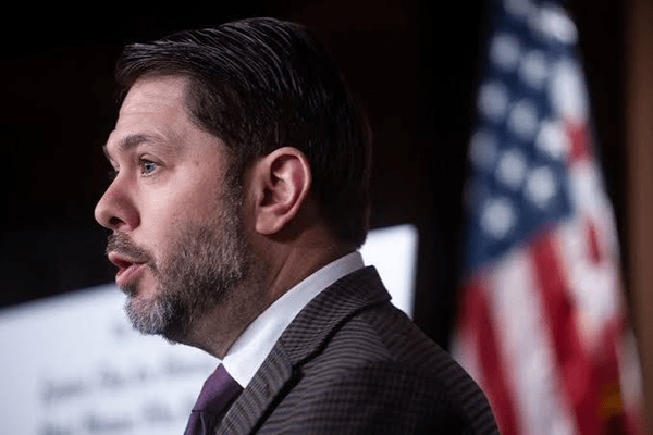 Gallego memperingatkan Amerika Serikat dapat kembali terjebak dalam perang berkepanjangan seperti Irak dan Afghanistan.