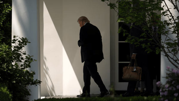 Donald Trump menghadapi tekanan domestik dan penurunan persediaan persenjataan dalam perang dengan Iran.