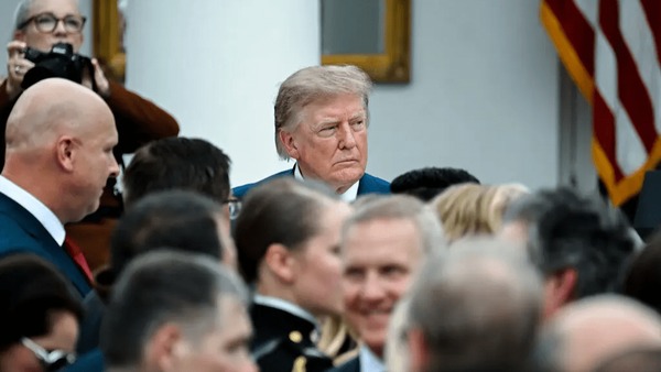Presiden AS Donald Trump menghadapi dilema dalam meningkatkan tekanan terhadap Iran tanpa membuka kembali konflik berskala besar.