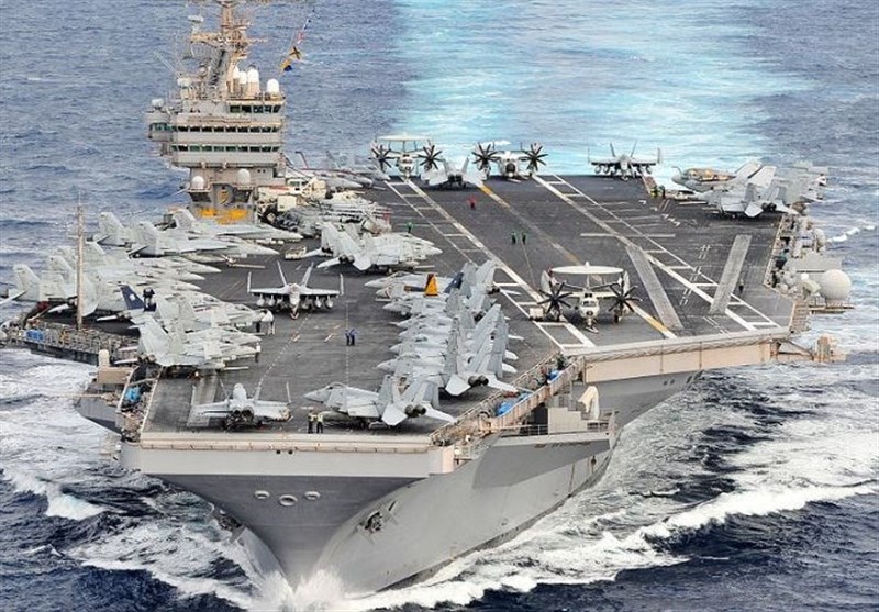 USS Abraham Lincoln beroperasi di laut. Kerusakan pusat logistik AS di Bahrain disebut memaksa kapal induk tersebut menerima pasokan dari Diego Garcia yang berjarak sekitar 3.540 kilometer.