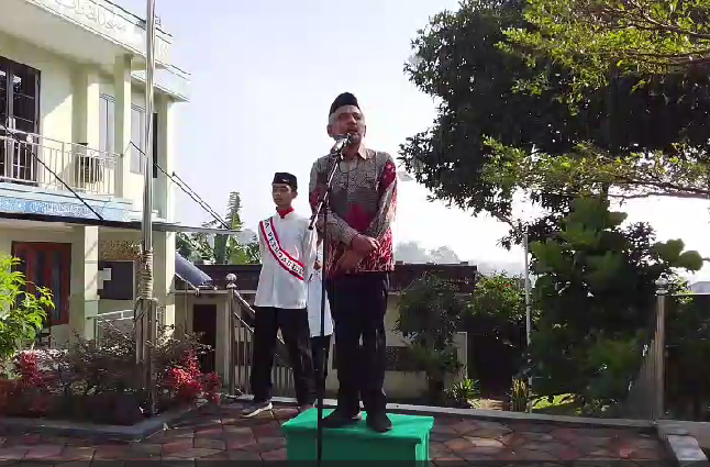 Ustadz Abdullah Beik menyampaikan amanat pada upacara HUT ke-81 Kemerdekaan RI di Pesantren Al-Musthofa Bogor, Senin (17/8/2026), dengan menekankan pentingnya ilmu, kemandirian, dan perjuangan generasi muda.
