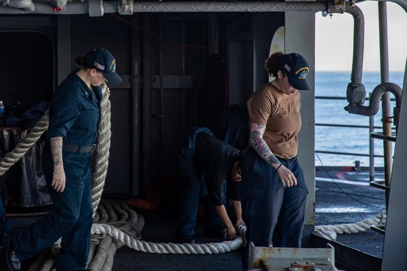 USS Abraham Lincoln menjalani penugasan panjang di tengah sorotan terhadap kondisi kehidupan dan kesehatan mental ribuan awak kapal.