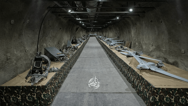 Bangkai drone MQ-9 dan pesawat tempur F-15 yang menurut keterangan IRGC ditembak jatuh dipamerkan di pangkalan bawah tanah pertahanan udara Pasukan Dirgantara IRGC.