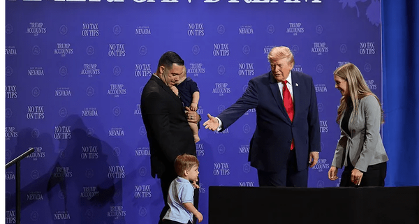 Presiden Amerika Serikat Donald Trump mengangkat seorang balita ke atas panggung saat kampanye di Hotel Red Rock Casino, Las Vegas, sebagai bagian dari promosi program Trump Accounts, Kamis (6/8/2026).