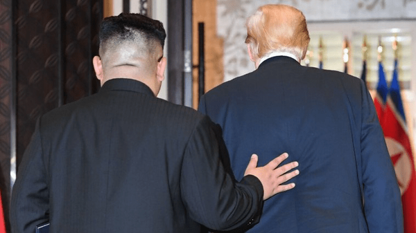 Donald Trump dan Kim Jong Un saat bertemu dalam rangkaian perundingan sebelumnya, yang berakhir tanpa kesepakatan mengenai program nuklir Korea Utara.