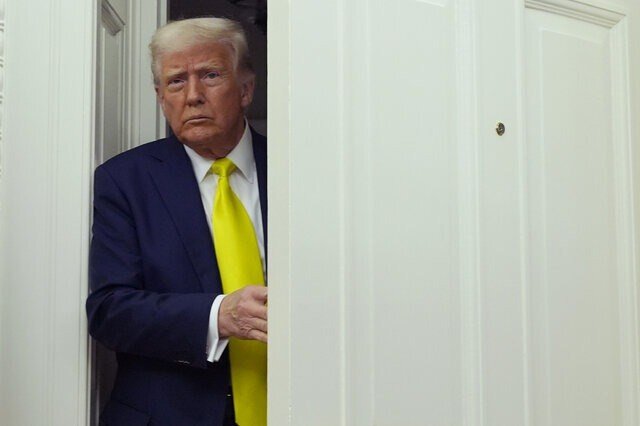 Donald Trump diam-diam dipindahkan ke pesawat militer C-32A menggunakan truk pengangkut makanan saat berada di Turki.