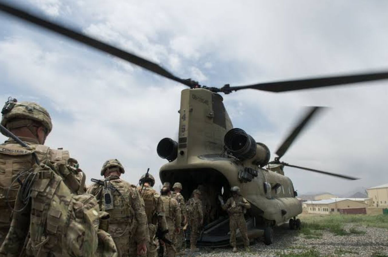 Scott Ritter, mantan perwira intelijen Amerika Serikat dan mantan inspektur PBB, menyebut Washington mulai mengurangi kehadiran militernya secara bertahap di Asia Barat.
