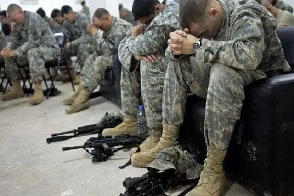 Personel militer Amerika Serikat di salah satu pangkalan kawasan Timur Tengah di tengah sorotan atas laporan Associated Press mengenai ratusan kasus cedera otak akibat serangan Iran.