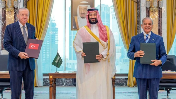 Arab Saudi, Turki, dan Pakistan menandatangani Kesepakatan Pertahanan Bersama Makkah yang kini dipertanyakan efektivitasnya.
