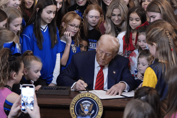 Donald Trump menjadi sorotan analisis The Guardian yang menilai pendekatannya terhadap Iran sebagai diplomasi taman kanak-kanak. (Foto: Farsnews Agency)