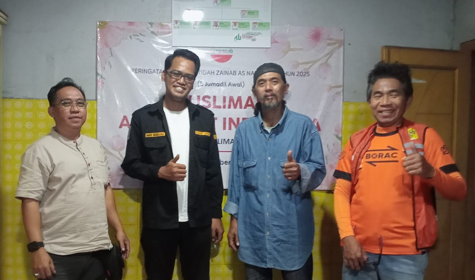 Ketua DPD ABI Jakarta Utara Tarmidi bersama Ketua Karang Taruna Unit 012 Kalibaru Danu Nugraha dan jajaran pengurus dalam pertemuan yang membahas kerja sama kegiatan sosial dan kepemudaan di Kalibaru, Jakarta Utara.