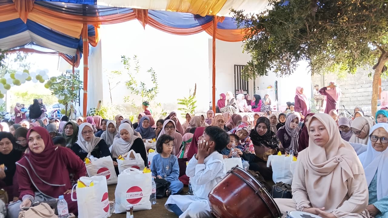 Hadirin berfoto bersama dalam peringatan Maulid Nabi Muhammad SAW yang digelar Muslimah ABI Kabupaten Lumajang di Lumajang, Minggu (6/9/2026).