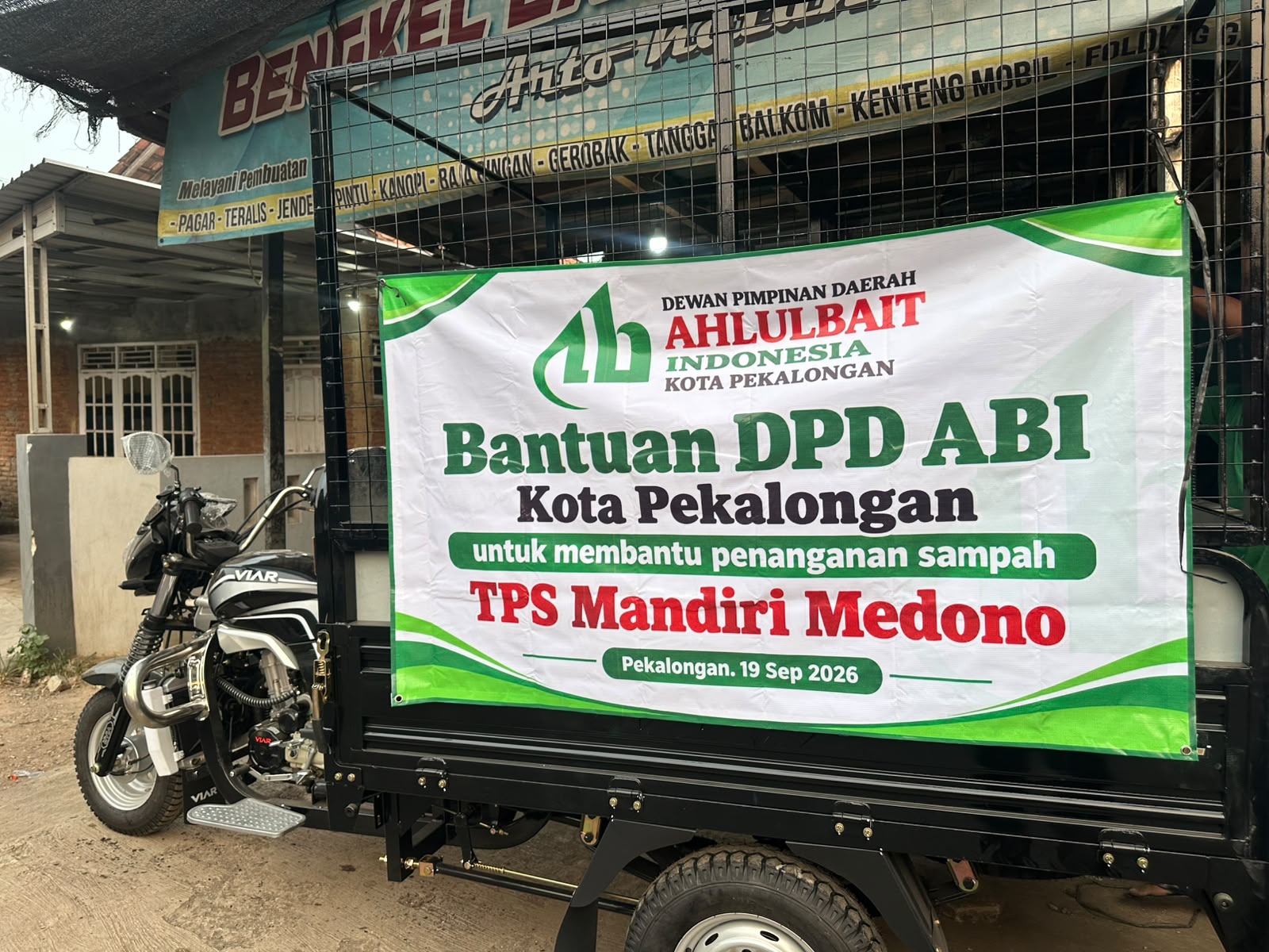 Satu unit kendaraan roda tiga diserahkan ABI Kota Pekalongan untuk menunjang pengangkutan sampah melalui program TPS Mandiri di Medono.