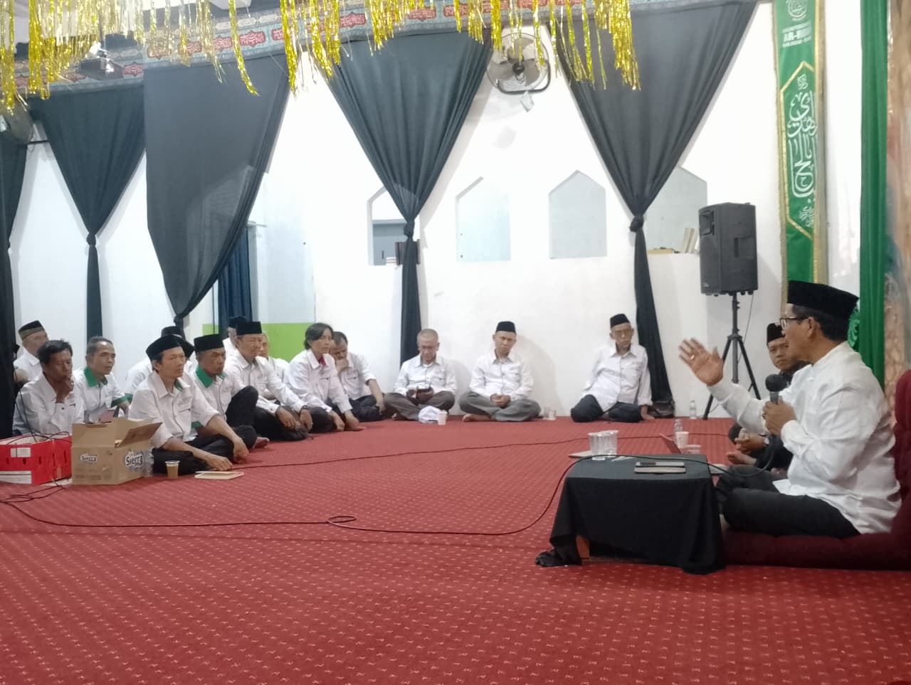 Wakil Ketua Umum DPP ABI Ustadz Ahmad Hidayat menyampaikan arahan kepada pengurus DPW, DPD, dan Muslimah ABI Jawa Barat dalam kegiatan silaturahmi dan kunjungan kerja DPP ABI di Sekretariat DPW ABI Jawa Barat, YPI Ar-Ridho, Banjaran, Rabu (2/9/2026).