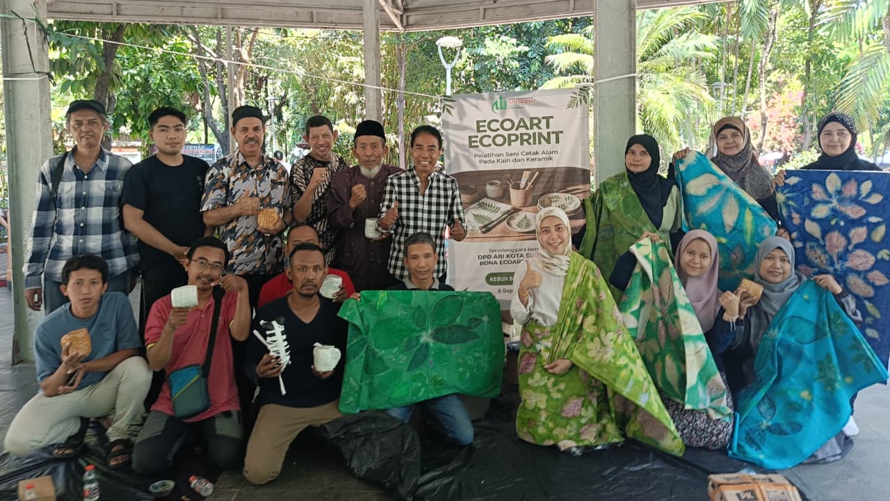 Peserta pelatihan Ecoart-Ecoprint yang digelar DPD ABI Kota Surabaya mempraktikkan pengolahan daun dan bunga menjadi corak pada berbagai media di Taman Flora Surabaya, Minggu (6/9).