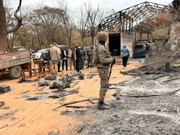 Kamp wisata milik Carlos Queiroz di Mozambik menjadi sasaran serangan yang dikaitkan dengan ISIS, menewaskan satu orang dan memicu pengungsian ribuan warga di Provinsi Niassa.