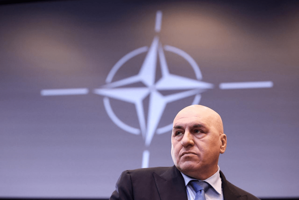 Menteri Pertahanan Italia Guido Crosetto mengumumkan mobilisasi Angkatan Laut untuk menjamin keamanan kapal dagang Italia di Bab el-Mandeb.