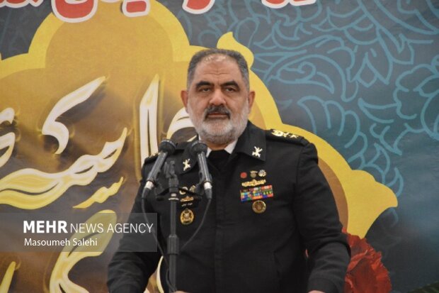 Panglima Angkatan Laut Angkatan Darat Iran Laksamana Muda Shahram Irani berbicara mengenai kesiapan dan inovasi operasional Angkatan Bersenjata Iran dalam pelatihan Maaref-e Jang di Universitas Pertahanan Udara Khatam al-Anbiya.