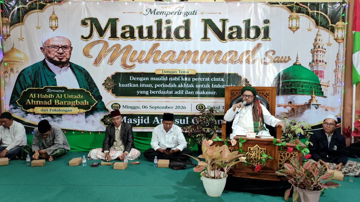 Ustadz Ahmad Baraqbah mengulas kemuliaan dan akhlak Rasulullah dalam peringatan Maulid Nabi yang mempertemukan warga lintas mazhab di Jepara.