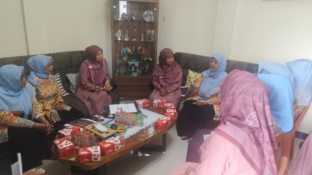 Pengurus BKOW Kaltim dan Muslimah ABI Kaltim berfoto bersama seusai pertemuan silaturahmi di Samarinda, Sabtu (12/9/2026).