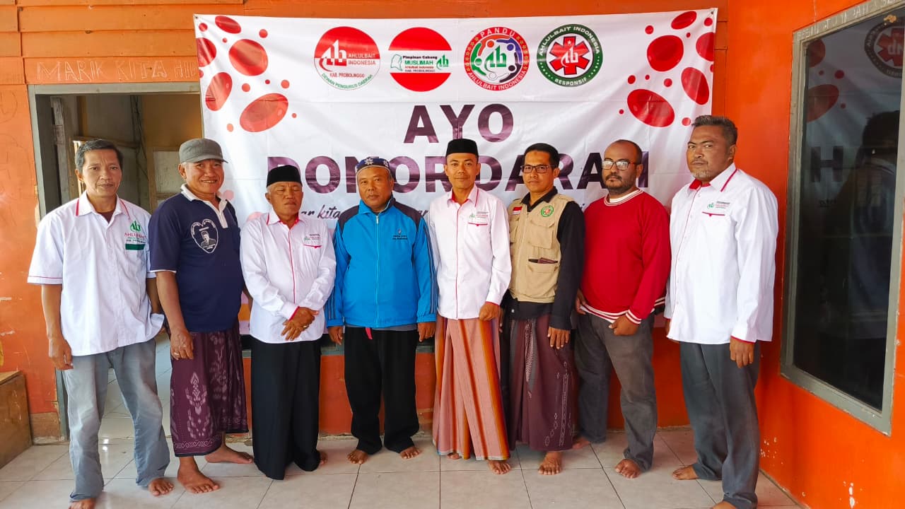 Pengurus dan relawan ABI Kabupaten Probolinggo bersama masyarakat mengikuti kegiatan donor darah di Desa Gerongan, Kecamatan Maron, Minggu (27/9), yang menghasilkan 11 kantong darah untuk PMI Kraksaan.