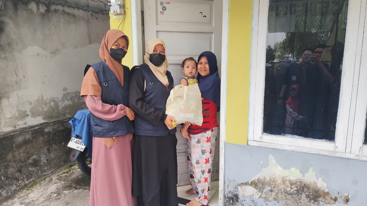 Pengurus Yayasan Azzahra Balikpapan membagikan 20 paket sembako kepada warga RT 30, Kelurahan Sungai Nangka, Balikpapan, Rabu (16/9/2026).