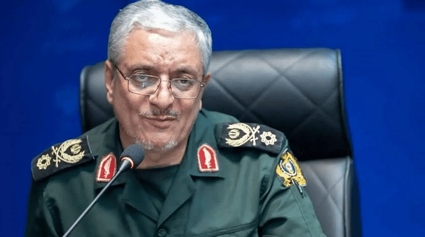 Juru Bicara Kementerian Pertahanan Iran Brigadir Jenderal Reza Talaei-Nik berbicara kepada para siswa sekolah kejuruan di Teheran tentang kemampuan dalam negeri dan peran generasi muda dalam membangun kekuatan nasional.