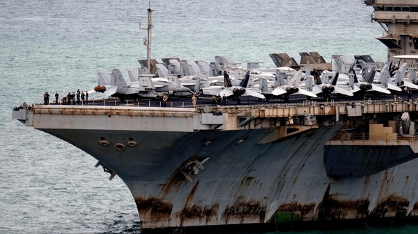 USS Abraham Lincoln memasuki pelabuhan di Thailand timur setelah menjalani lebih dari 250 hari operasi di laut, dengan kondisi lambung kapal yang menjadi sorotan.