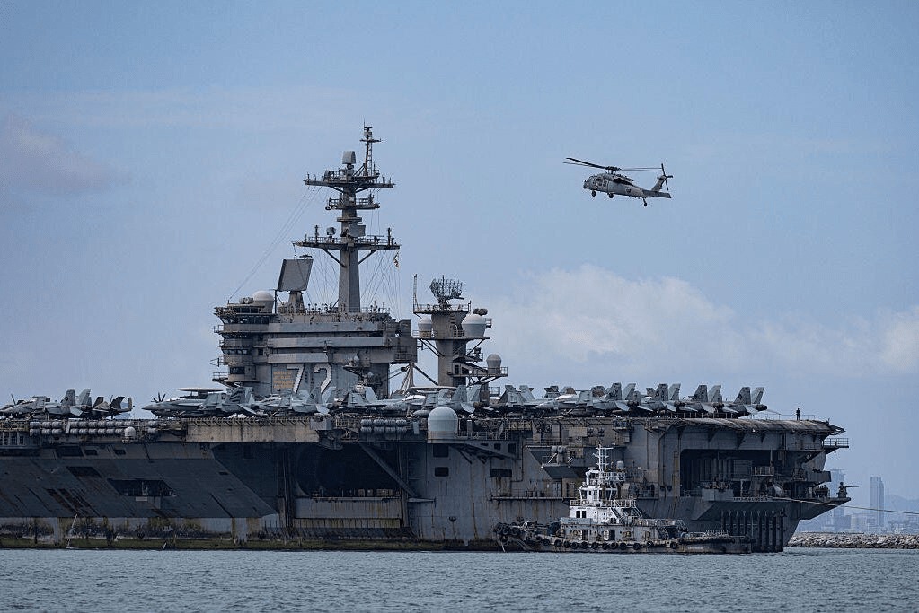Kapal induk USS Abraham Lincoln yang membawa sekitar 5.000 pelaut dan marinir Amerika bersandar di Thailand setelah lebih dari sembilan bulan menjalankan penugasan, ketika dua awaknya terlibat perkelahian dalam keadaan mabuk di Pattaya.