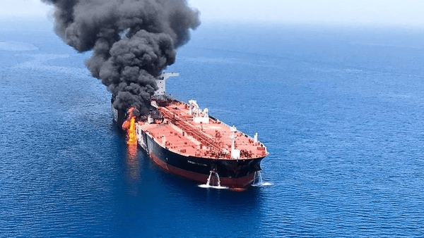 Kapal tanker berlabuh di kawasan Teluk Persia. Sumber asing menyebut Iran mulai menyasar kapal yang berada dalam posisi tetap dalam rangkaian serangan balasan terhadap AS.