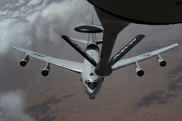 Pesawat tanker militer dan sistem pertahanan udara Amerika yang menjadi bagian dari jaringan pendukung operasi di pangkalan Al-Kharj dan Al-Azraq.