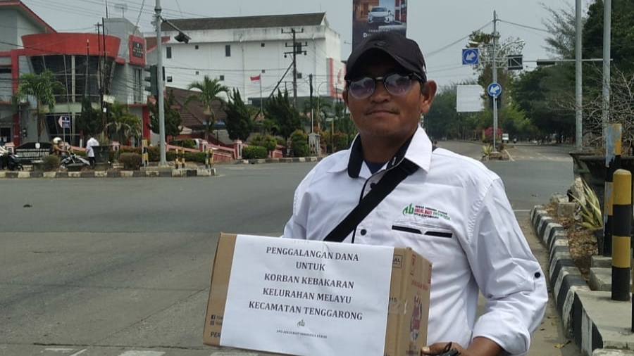 DPD ABI Kutai Kartanegara menggalang dana bagi warga terdampak kebakaran Gang Wakap di simpang empat Dermaga Pulau Kumala, Tenggarong, Selasa (6/10/2026).