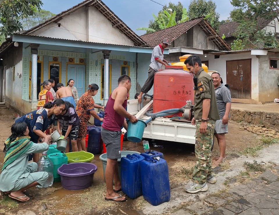 ABI Responsif menggelar misi kemanusiaan di Tambakwatu, Pasuruan, dengan menyalurkan 100.800 liter air bersih pada 20–25 Oktober 2026.