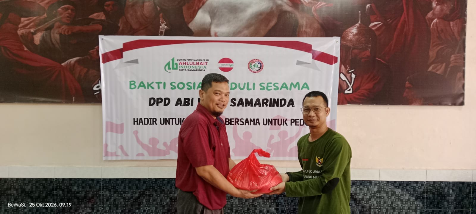 Sayyid Ali Khirit, Wakil Ketua DPD ABI Samarinda, menyerahkan bantuan sembako kepada penerima manfaat dalam kegiatan bakti sosial, Minggu (25/10/2026).