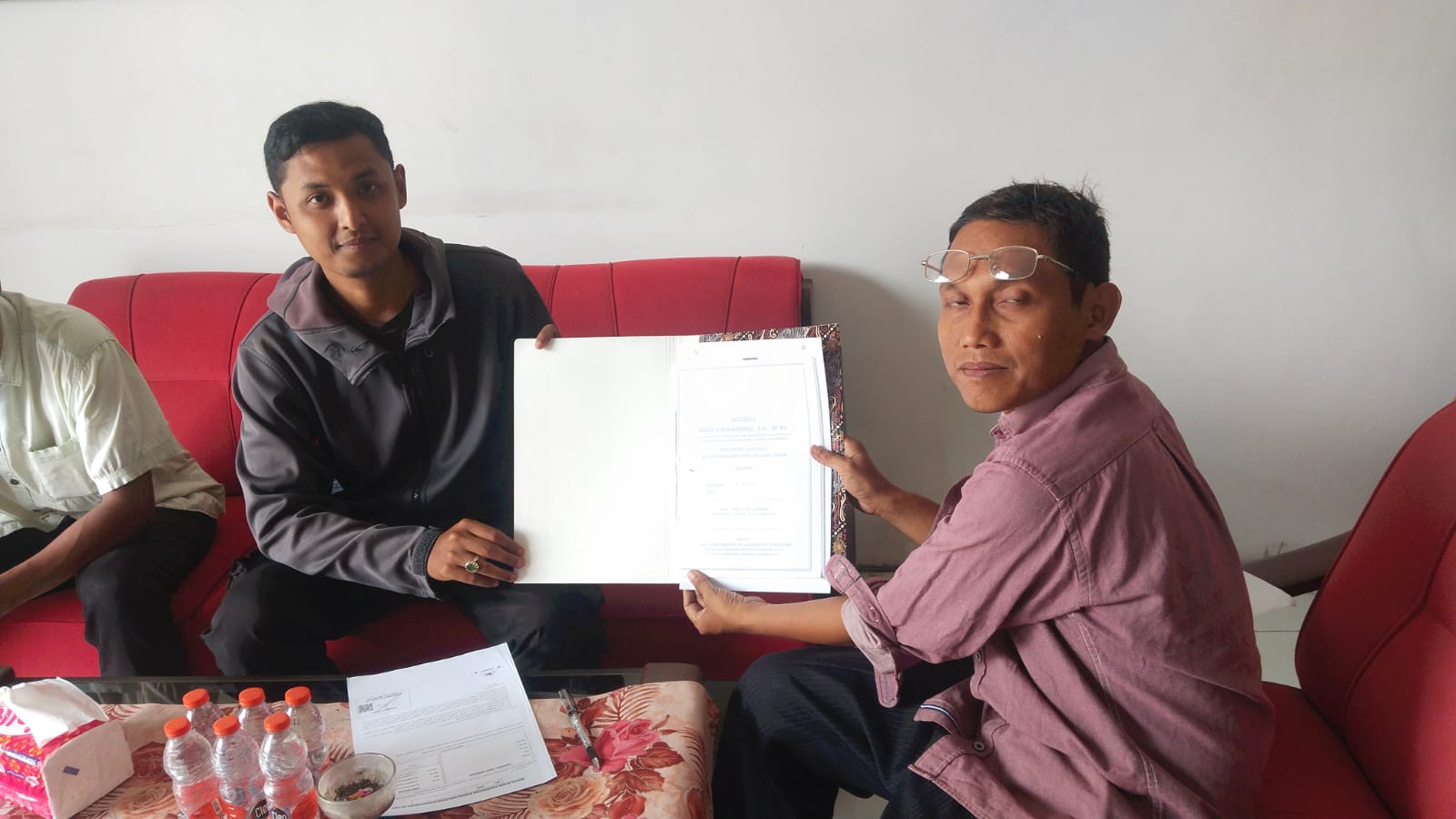 Sekretaris Koperasi Konsumen Bazara Kita Lumajang, Ali Zainal Abidin, menerima akta pendirian koperasi sebagai langkah awal penguatan legalitas dan pengembangan usaha di Kabupaten Lumajang.