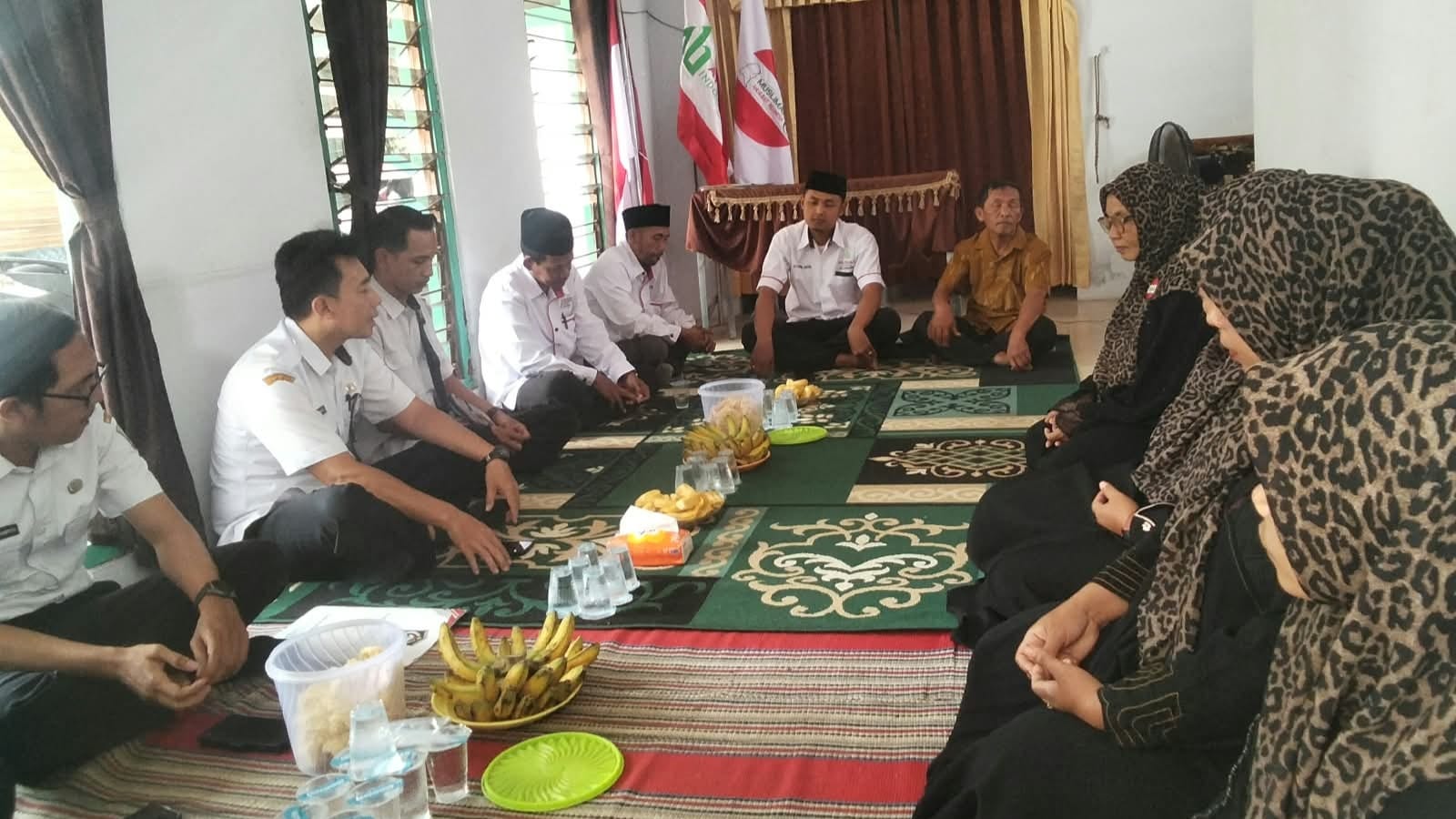 Perwakilan Bakesbangpol Kabupaten Lumajang bersama pengurus DPD dan Muslimah ABI Lumajang dalam kunjungan verifikasi keberadaan dan keaktifan organisasi di sekretariat mereka, Dusun Kpagan, Desa Wateswetan, Rabu (14/10/2026).