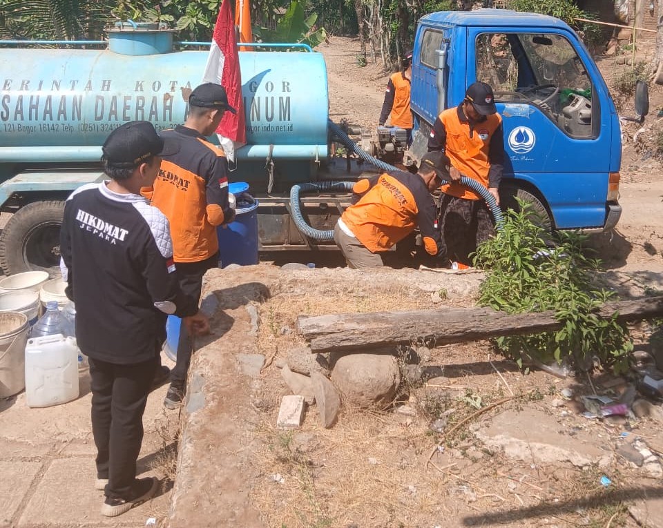 Personel HIKDMAT menyalurkan bantuan air bersih kepada warga Desa Srikandang, Kecamatan Bangsri, Jepara, Jumat (16/10/2026), sebagai wujud solidaritas kemanusiaan lintas mazhab.