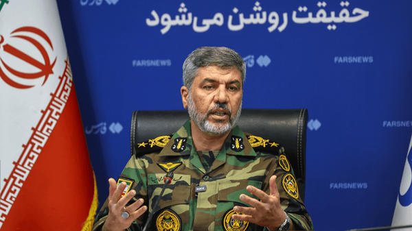 Juru Bicara Angkatan Darat Iran, Amir Brigadir Jenderal Mohammad Akraminia, menyatakan bahwa jaringan komunikasi bawah laut di Teluk Persia dan Laut Oman berpotensi menjadi sasaran operasi militer Iran dalam perang mendatang.