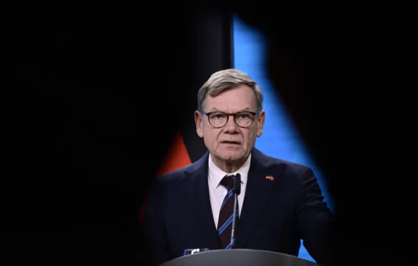 Menteri Luar Negeri Jerman Johann Wadephul memperingatkan ancaman kelaparan akibat gangguan jalur pelayaran internasional dan keterlambatan pengiriman pupuk kimia.